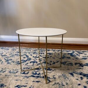 Round white riser with Gold Legs